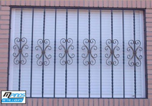 Reja con balustres de forja