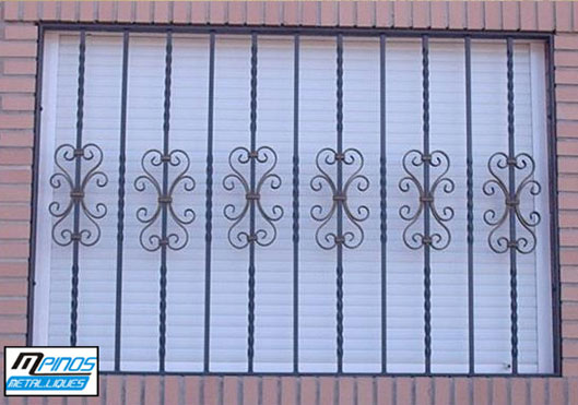 Reja con balustres de forja